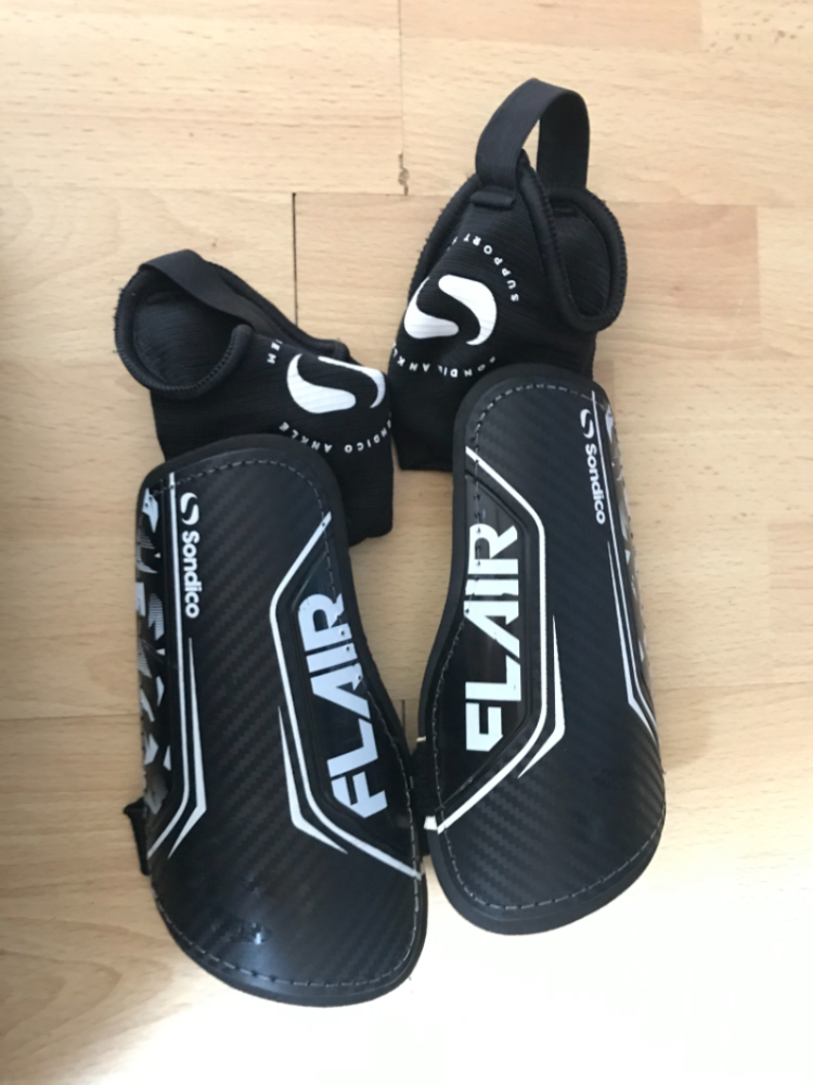 Protège-tibia Enfant Avec Protection Pied Intégrée 2025 - Léger, Confortable, Taille Unique - Pour Football, Hockey, Sports